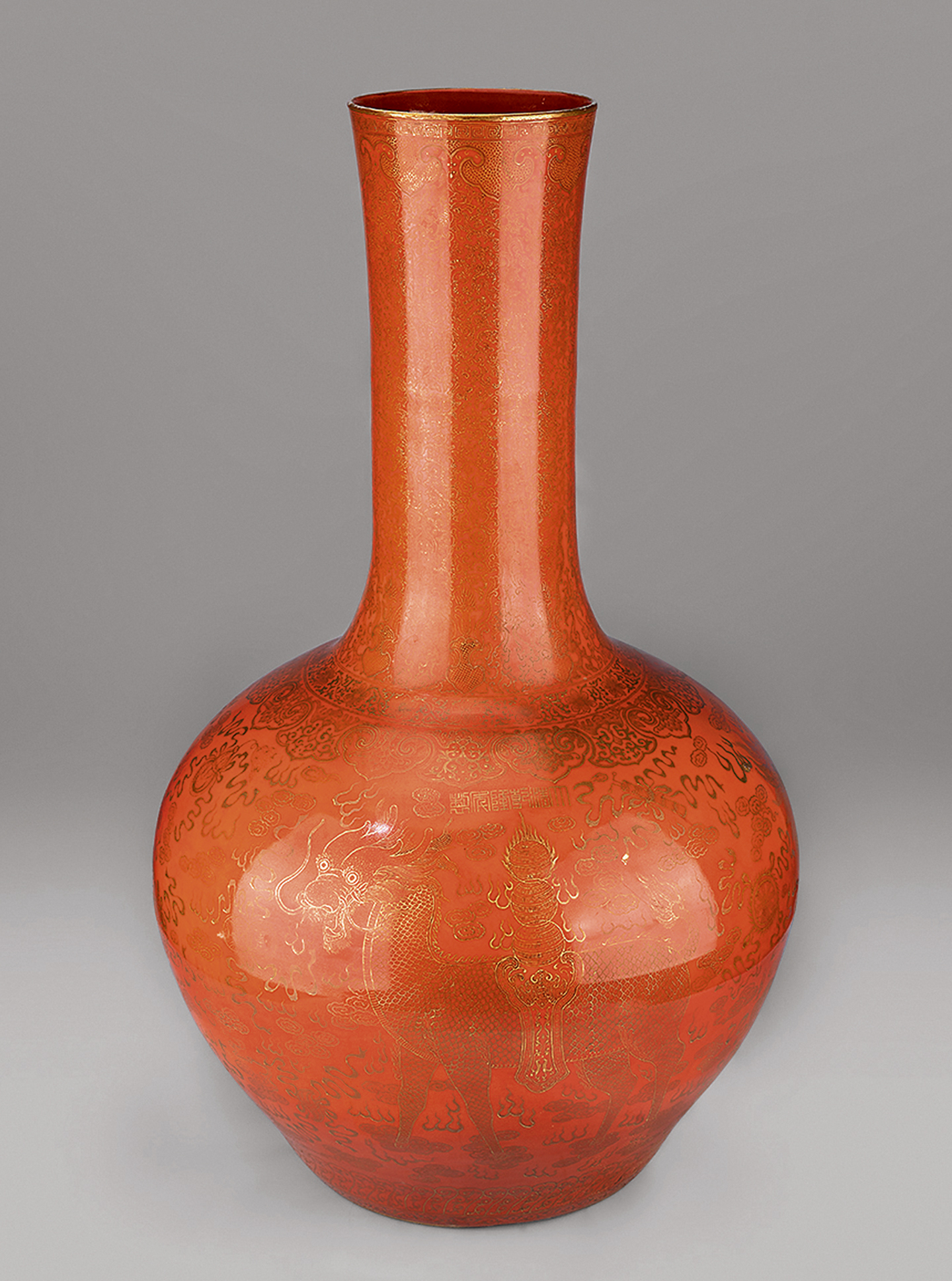 说明: 2076清乾隆 珊瑚红描金麒麟送宝天球瓶