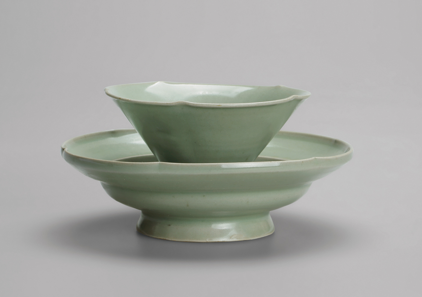 说明: Lot 2097秘色瓷茶盏